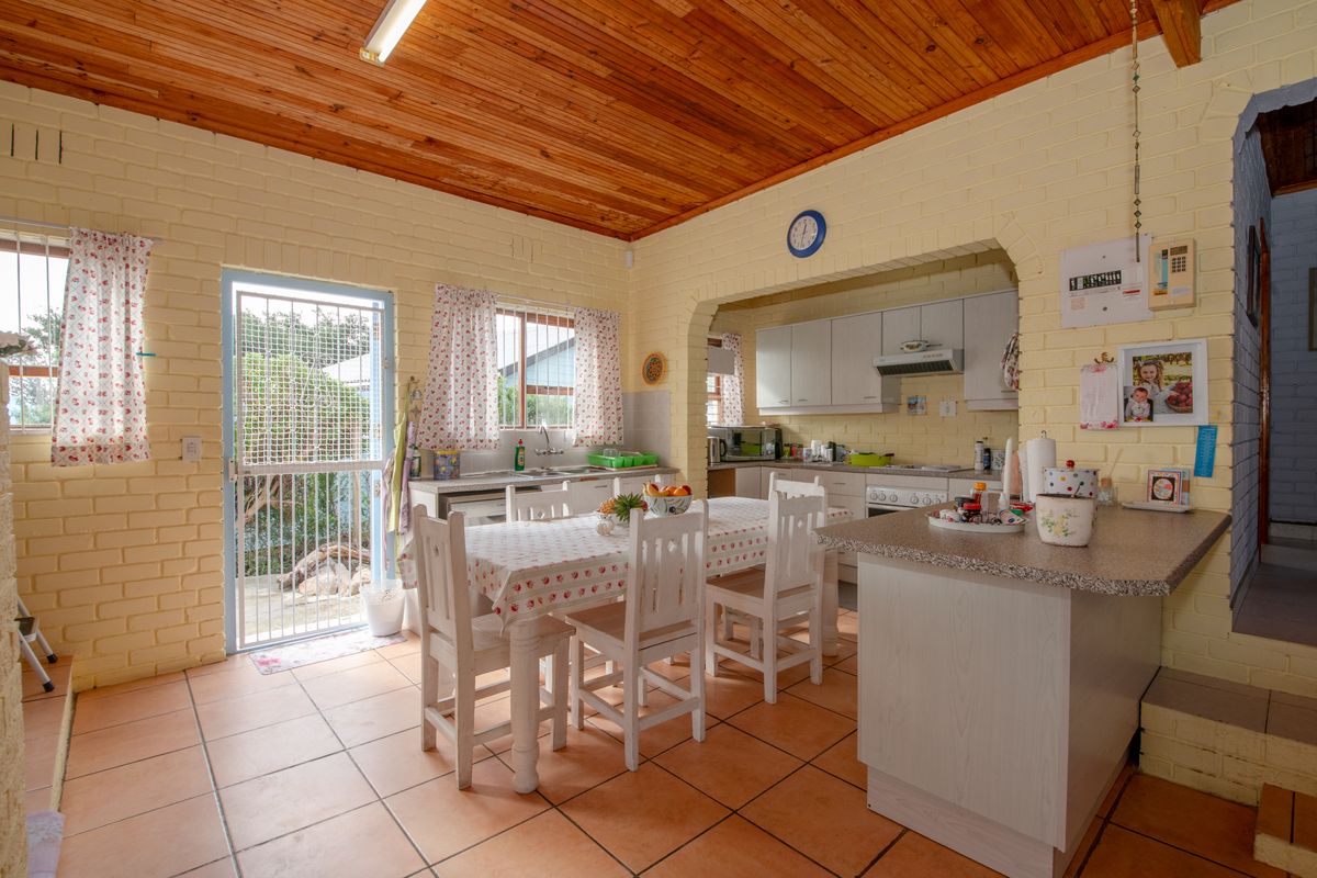 Characterful 2-Bedroom Brick Cottage with Garage in Pringle Bay for Sale - Photo 5