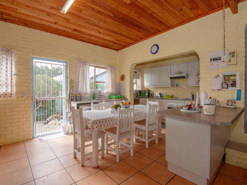 Characterful 2-Bedroom Brick Cottage with Garage in Pringle Bay for Sale - Photo 5