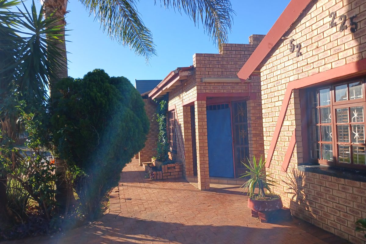 Fanstatic 4 bedrooms family home in a gated community. - Photo 2