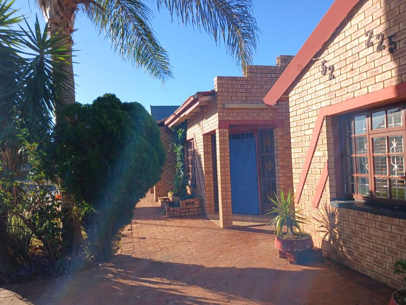 Fanstatic 4 bedrooms family home in a gated community. - Photo 2