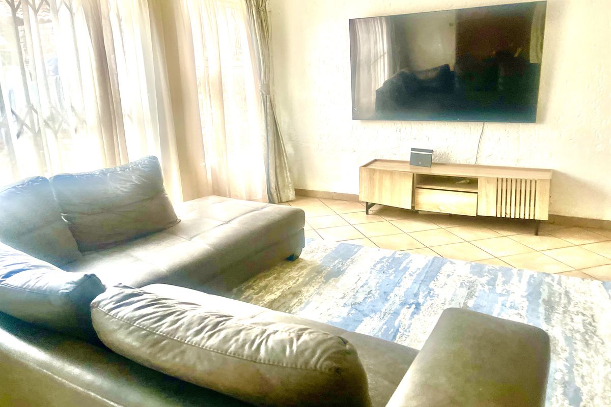 Investment Opportunity: Spacious Double-Storey Family Home in Heart of Buccleuch! - Photo 2