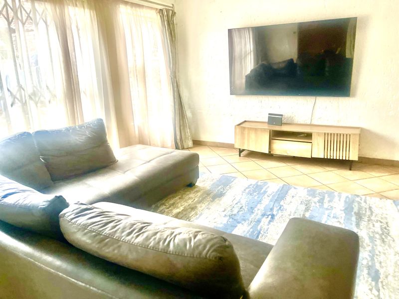 Investment Opportunity: Spacious Double-Storey Family Home in Heart of Buccleuch! - Photo 2