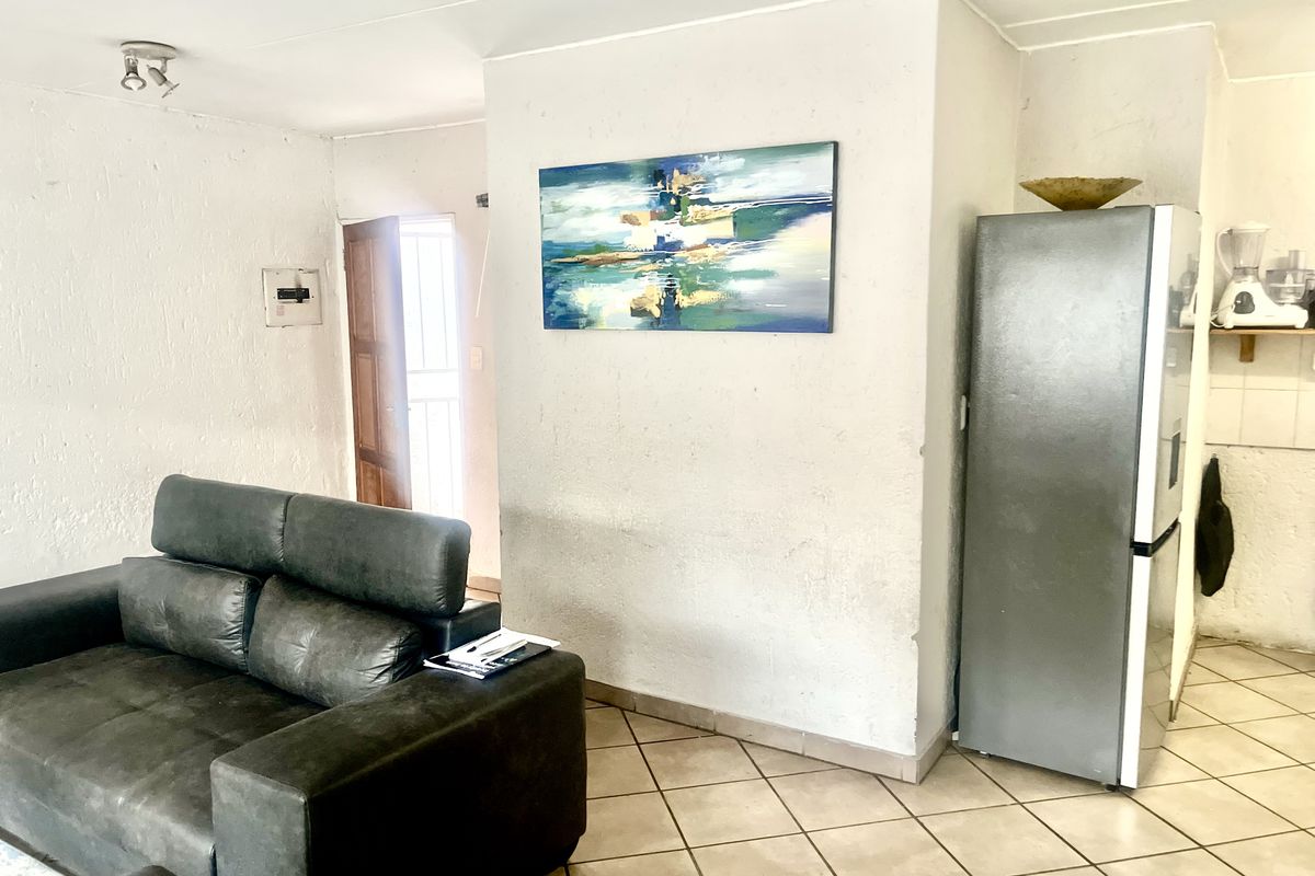 Investment Opportunity: Spacious Double-Storey Family Home in Heart of Buccleuch! - Photo 3