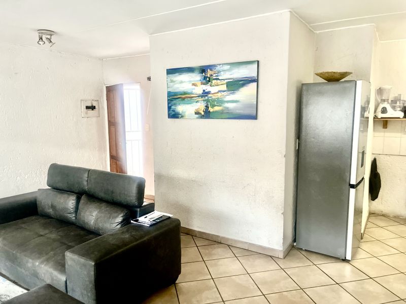 Investment Opportunity: Spacious Double-Storey Family Home in Heart of Buccleuch! - Photo 3