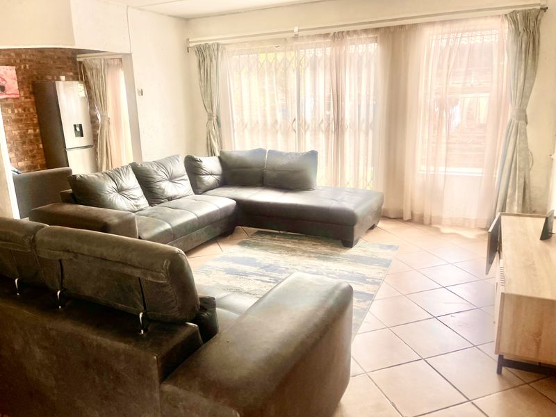 Investment Opportunity: Spacious Double-Storey Family Home in Heart of Buccleuch! - Photo 1
