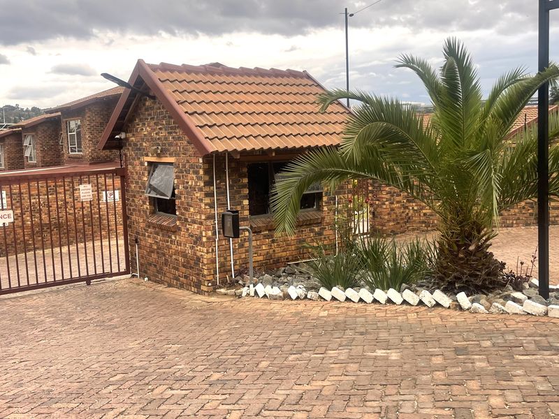Investment Opportunity: Spacious Double-Storey Family Home in Heart of Buccleuch! - Photo 10