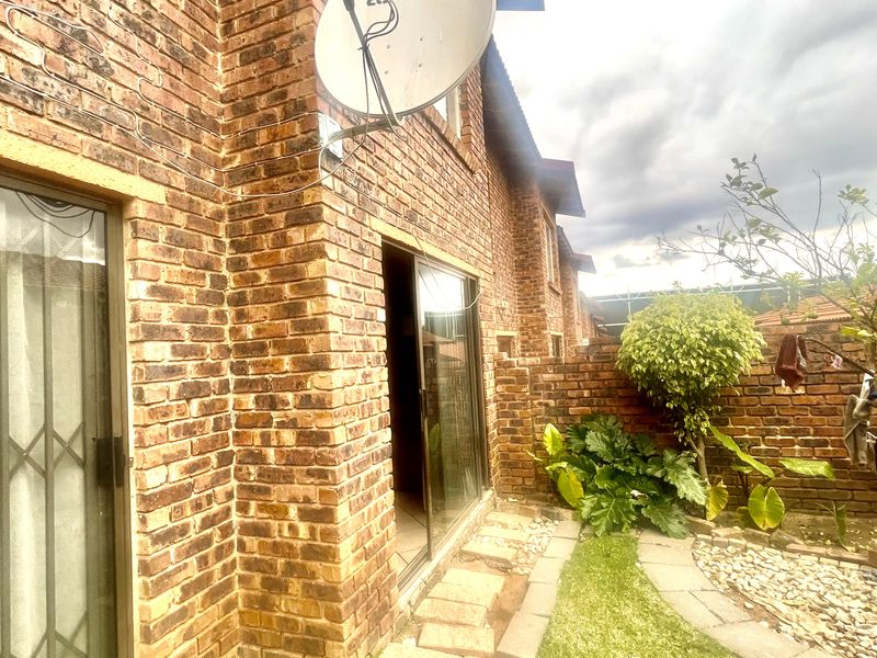 Investment Opportunity: Spacious Double-Storey Family Home in Heart of Buccleuch! - Photo 7