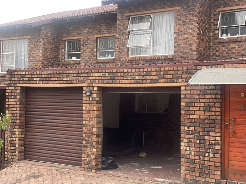 Investment Opportunity: Spacious Double-Storey Family Home in Heart of Buccleuch! - Photo 8