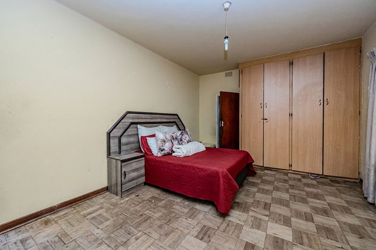 Charming 2-Bedroom Ground Floor Apartment, Randfontein Central. - Photo 4