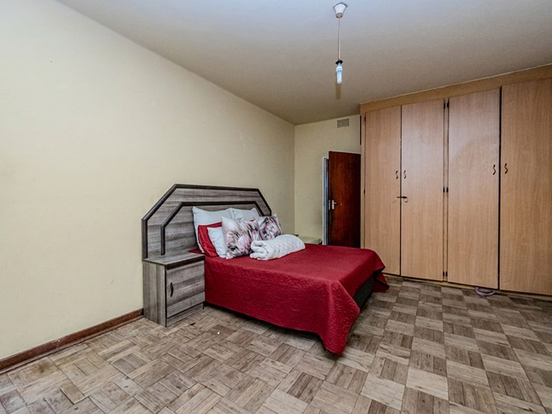 Charming 2-Bedroom Ground Floor Apartment, Randfontein Central. - Photo 4