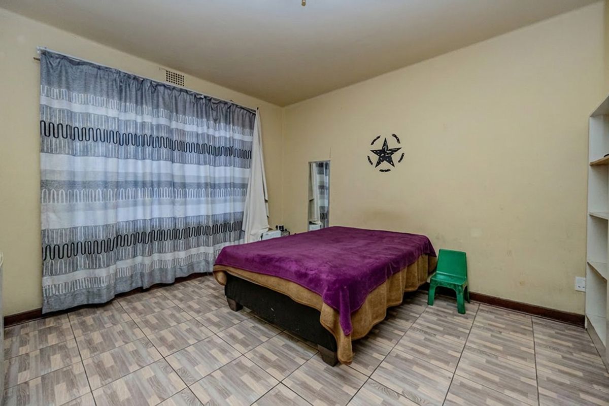 Charming 2-Bedroom Ground Floor Apartment, Randfontein Central. - Photo 5