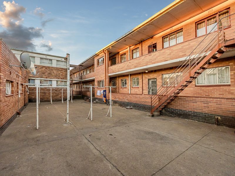 Charming 2-Bedroom Ground Floor Apartment, Randfontein Central. - Photo 9