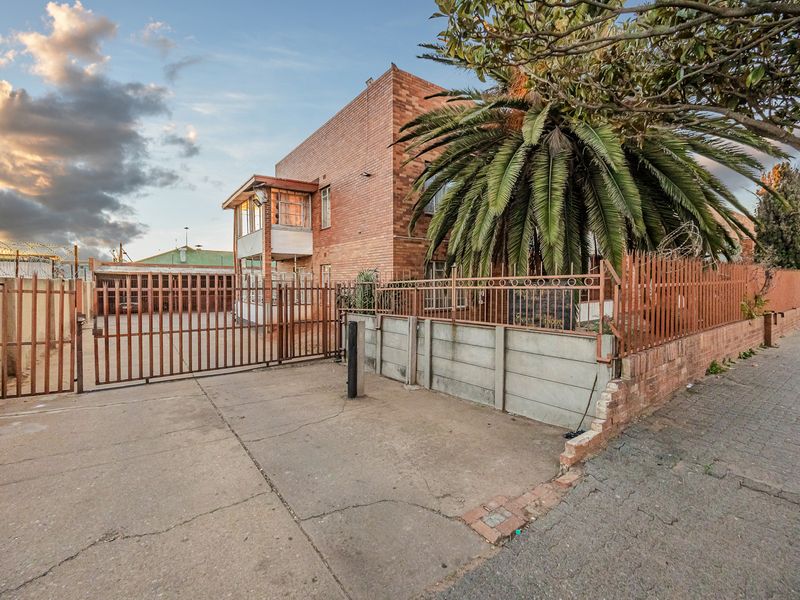 Charming 2-Bedroom Ground Floor Apartment, Randfontein Central. - Photo 8