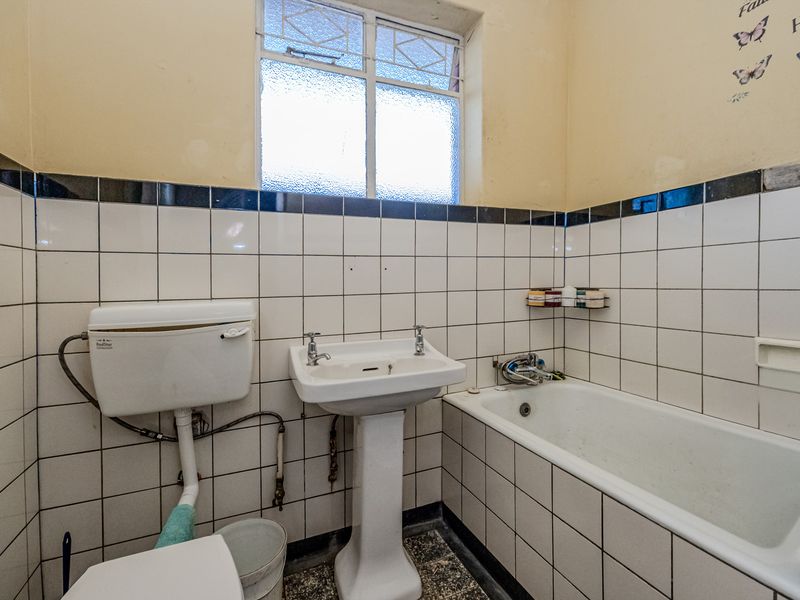 Charming 2-Bedroom Ground Floor Apartment, Randfontein Central. - Photo 6