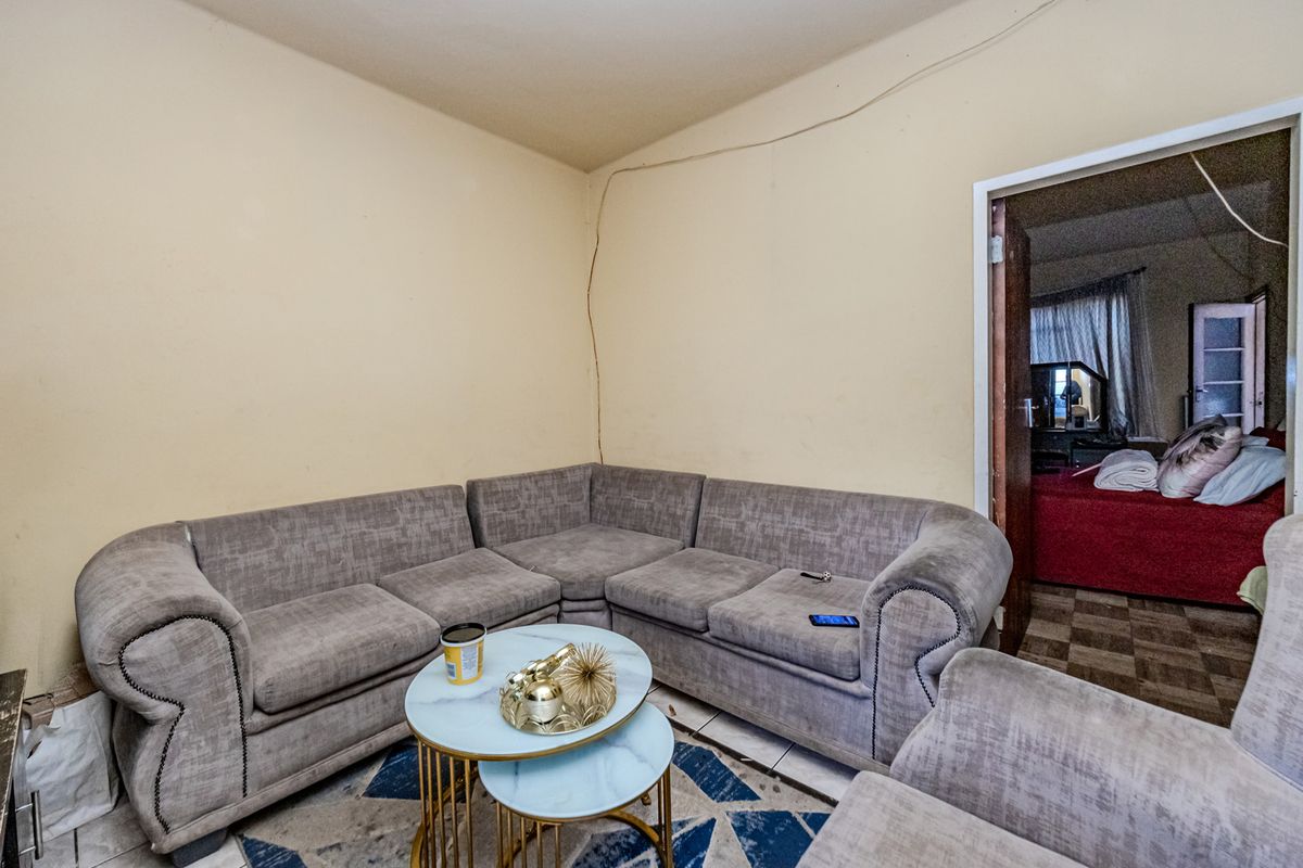 Charming 2-Bedroom Ground Floor Apartment, Randfontein Central. - Photo 3