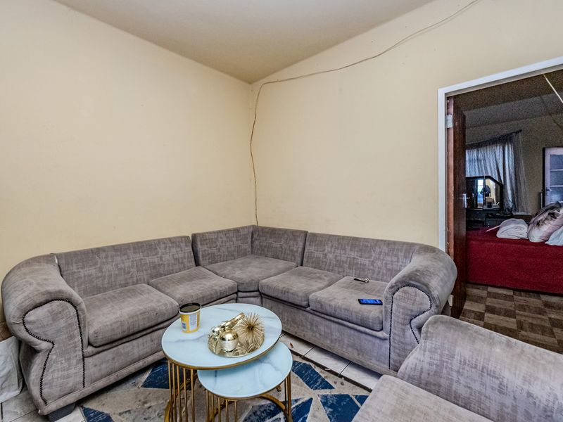 Charming 2-Bedroom Ground Floor Apartment, Randfontein Central. - Photo 3