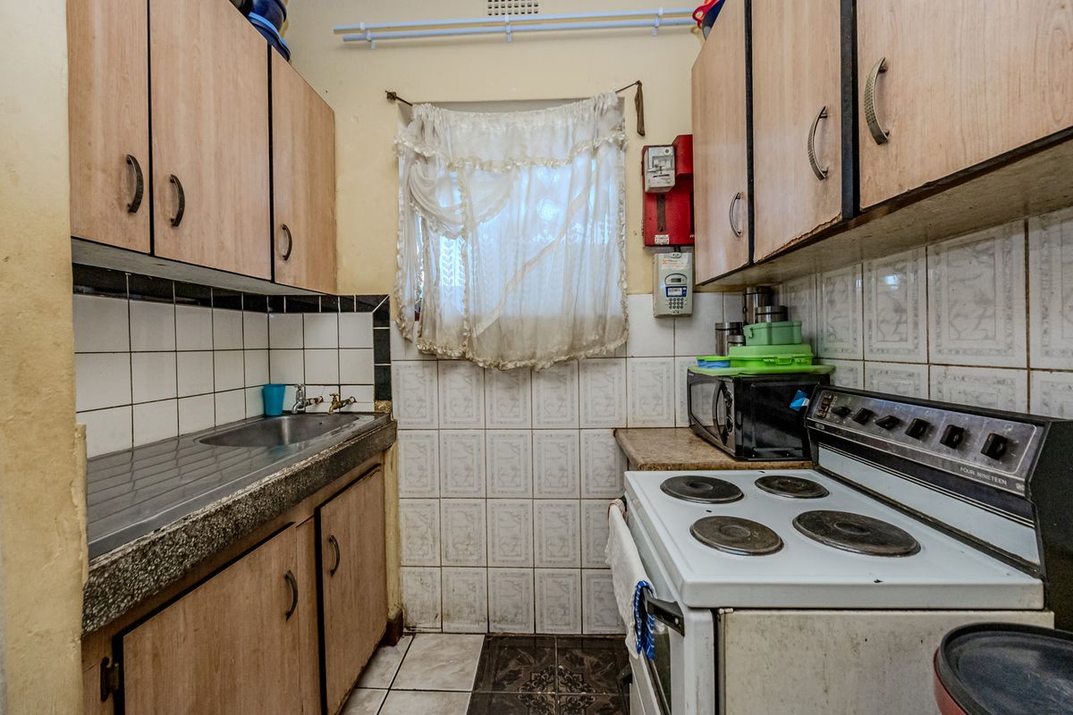Charming 2-Bedroom Ground Floor Apartment, Randfontein Central. - Photo 2
