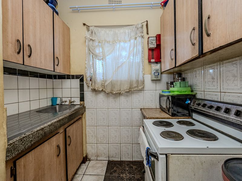 Charming 2-Bedroom Ground Floor Apartment, Randfontein Central. - Photo 2