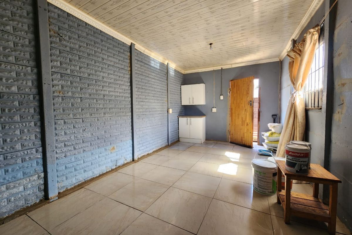 **1 Bedroom Outside Flat to Rent – R2,200 per Month** - Photo 2