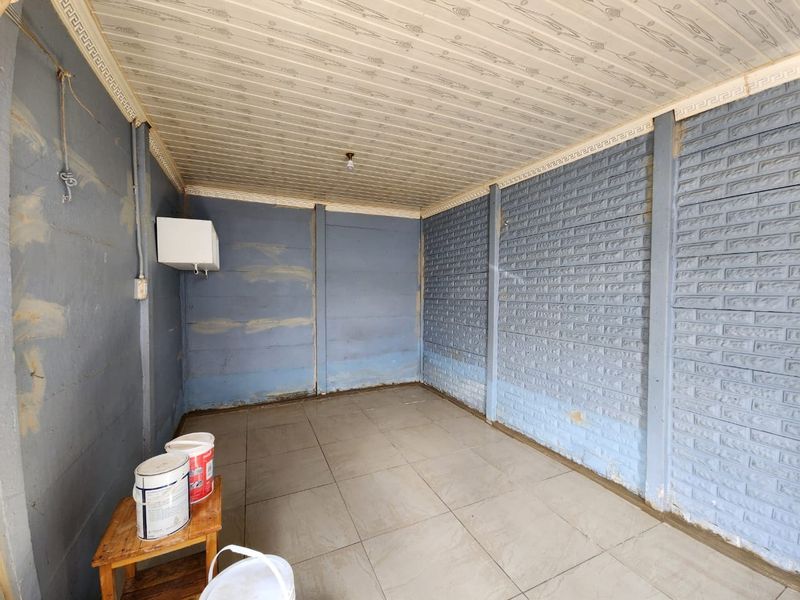 **1 Bedroom Outside Flat to Rent – R2,200 per Month** - Photo 3