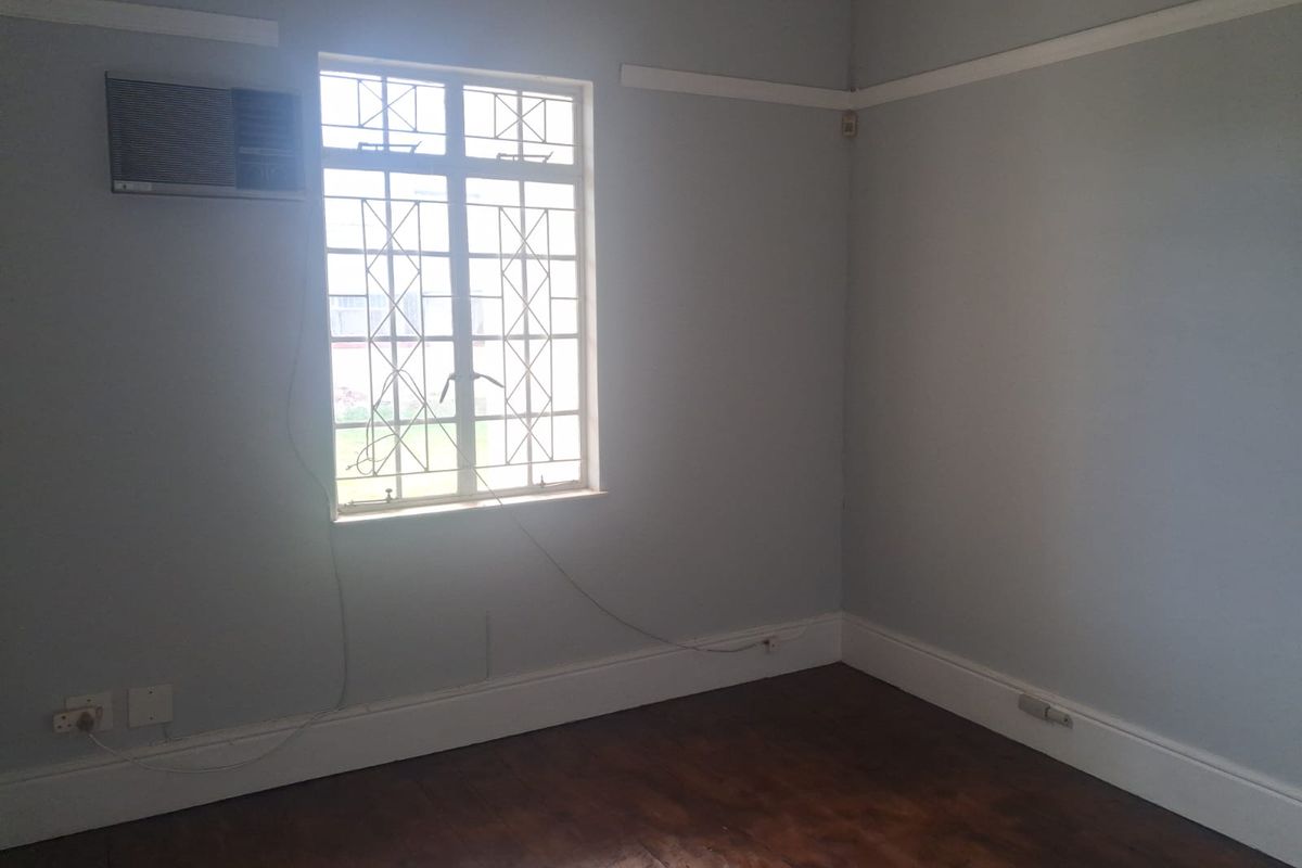 Comfortable Room Available in Secure Shared Property - Photo 2