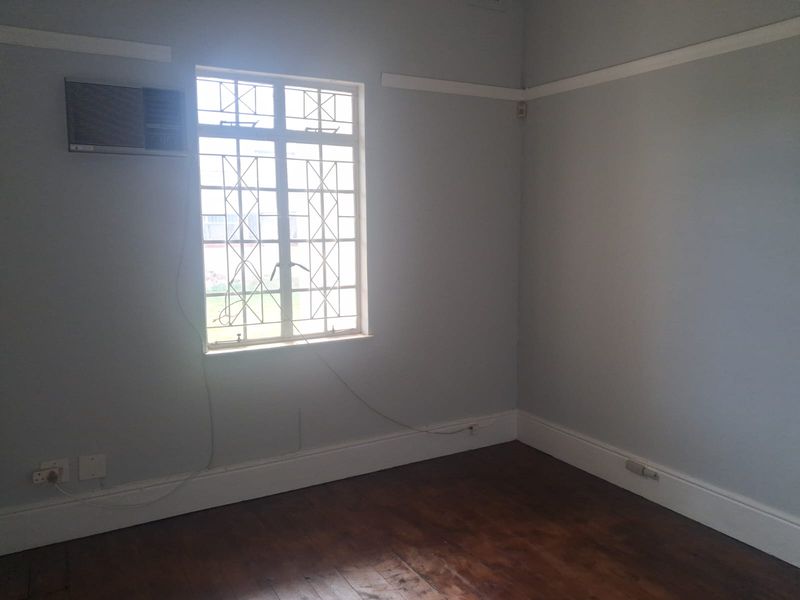 Comfortable Room Available in Secure Shared Property - Photo 2