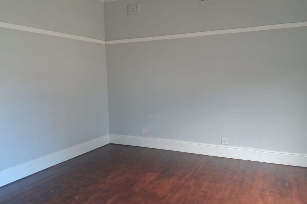 Comfortable Room Available in Secure Shared Property - Photo 4