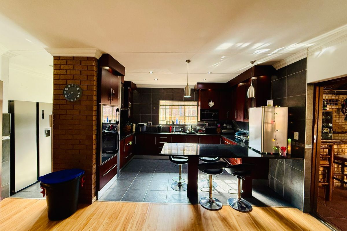 Versatile Family Living with Two Income-Generating Flats in Florauna - Photo 4