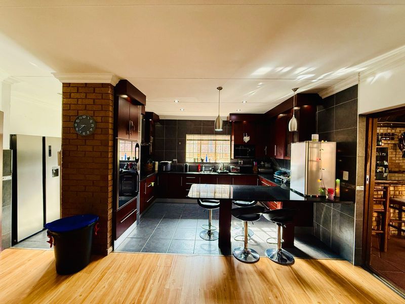 Versatile Family Living with Two Income-Generating Flats in Florauna - Photo 4