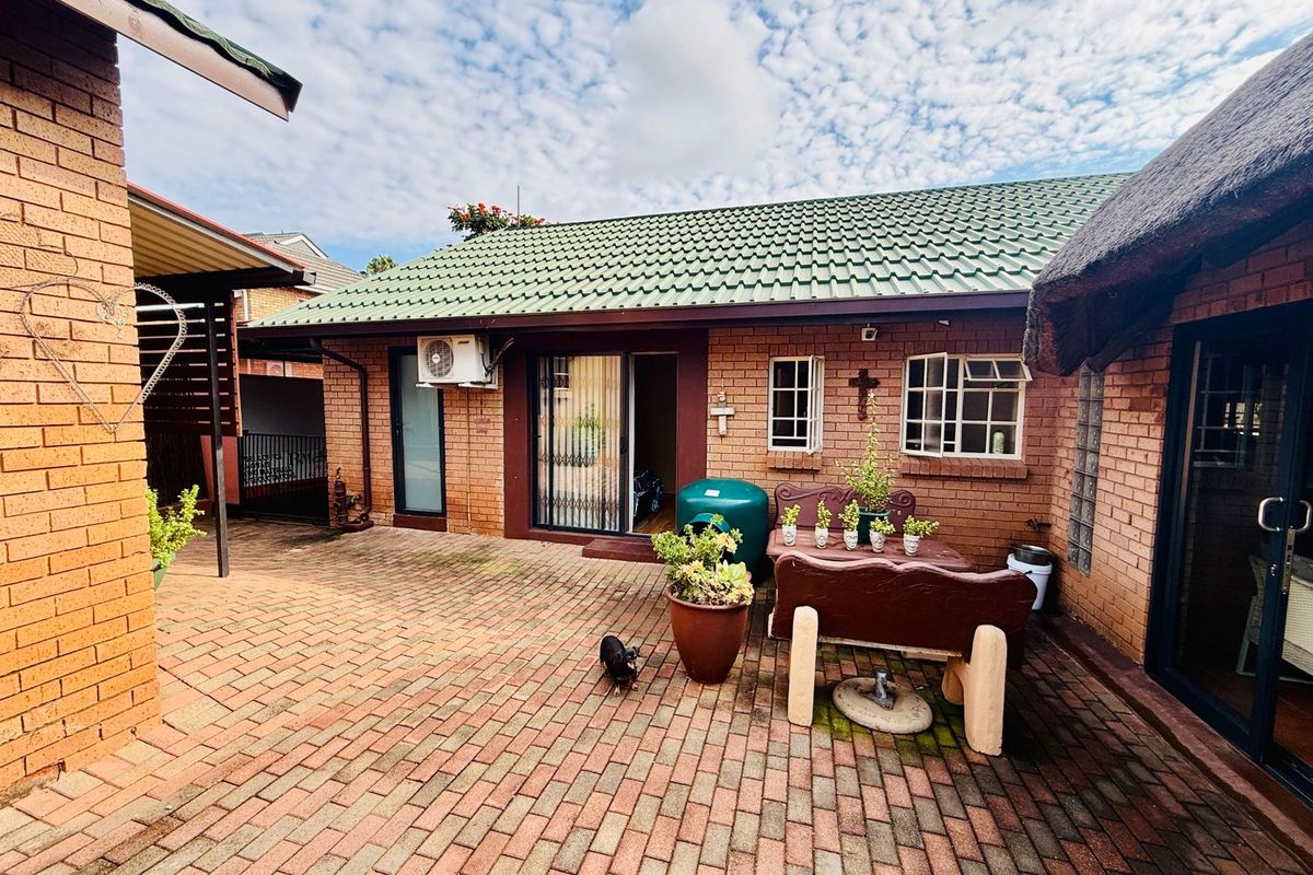 Versatile Family Living with Two Income-Generating Flats in Florauna - Photo 3