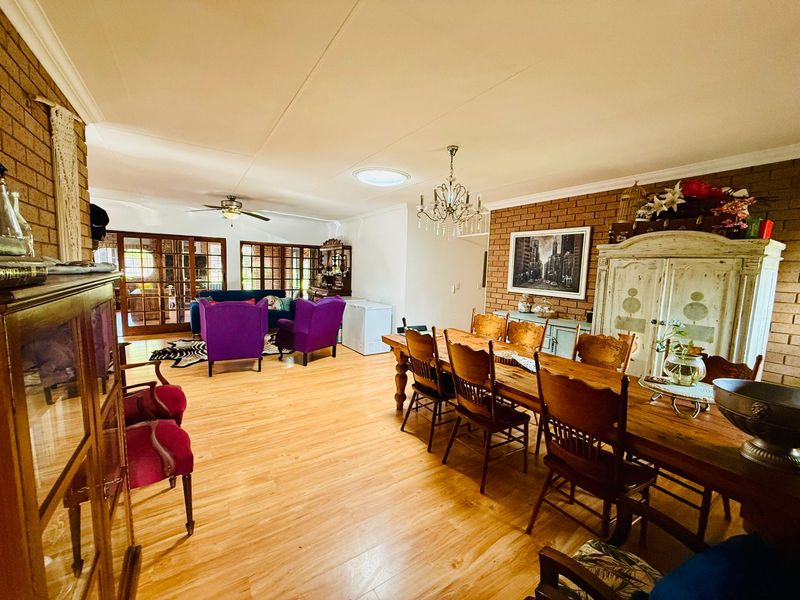 Versatile Family Living with Two Income-Generating Flats in Florauna - Photo 9