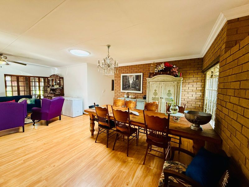 Versatile Family Living with Two Income-Generating Flats in Florauna - Photo 10