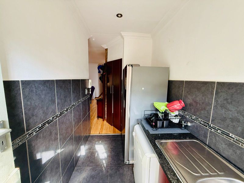 Versatile Family Living with Two Income-Generating Flats in Florauna - Photo 8