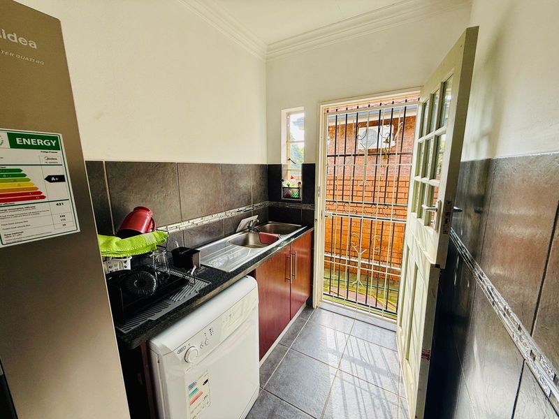 Versatile Family Living with Two Income-Generating Flats in Florauna - Photo 7