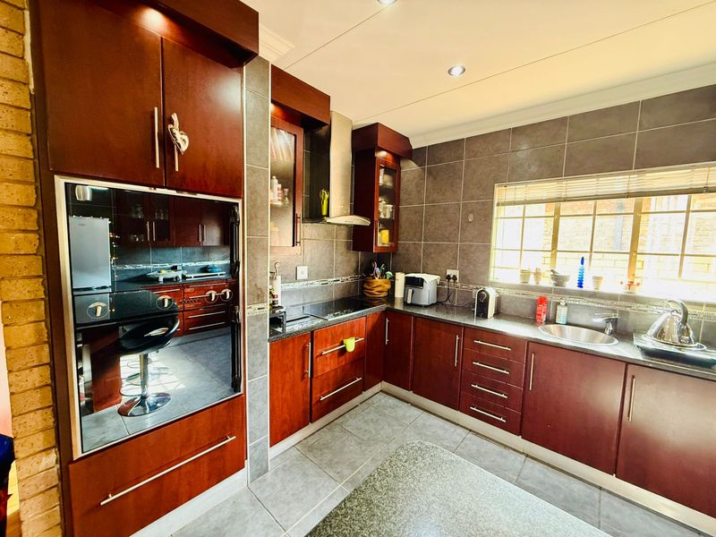 Versatile Family Living with Two Income-Generating Flats in Florauna - Photo 6