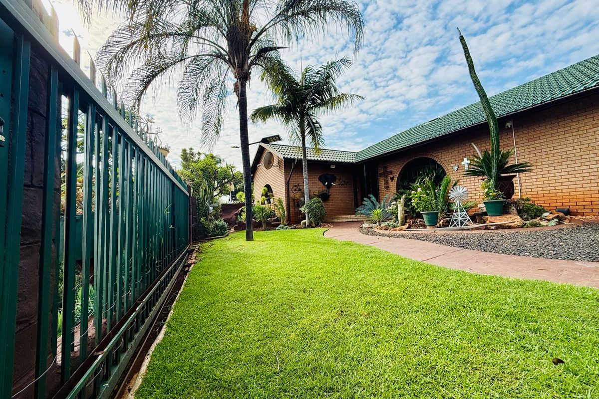 Versatile Family Living with Two Income-Generating Flats in Florauna - Photo 2