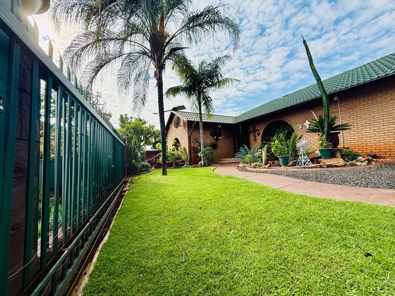 Versatile Family Living with Two Income-Generating Flats in Florauna - Photo 2