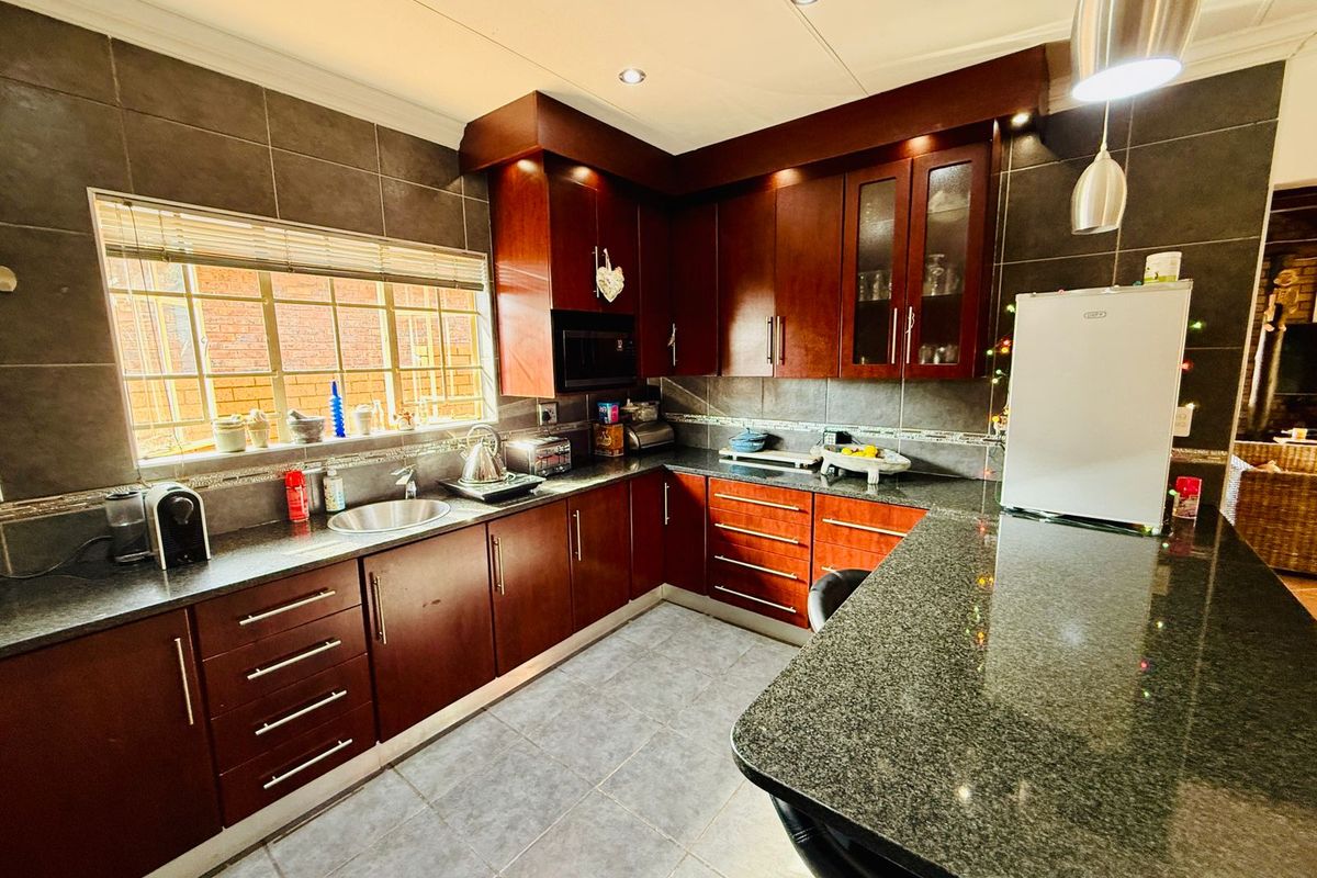 Versatile Family Living with Two Income-Generating Flats in Florauna - Photo 5