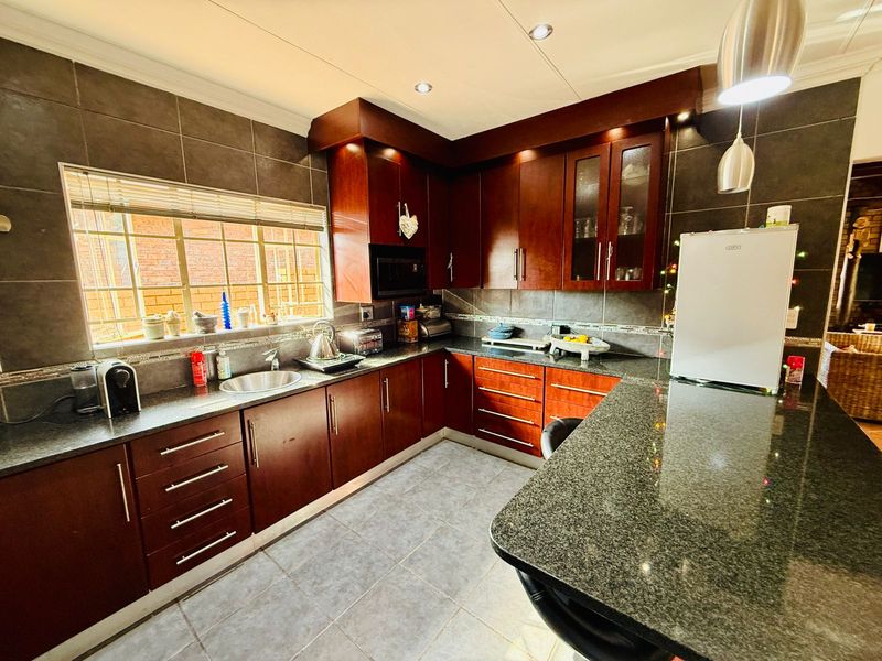 Versatile Family Living with Two Income-Generating Flats in Florauna - Photo 5