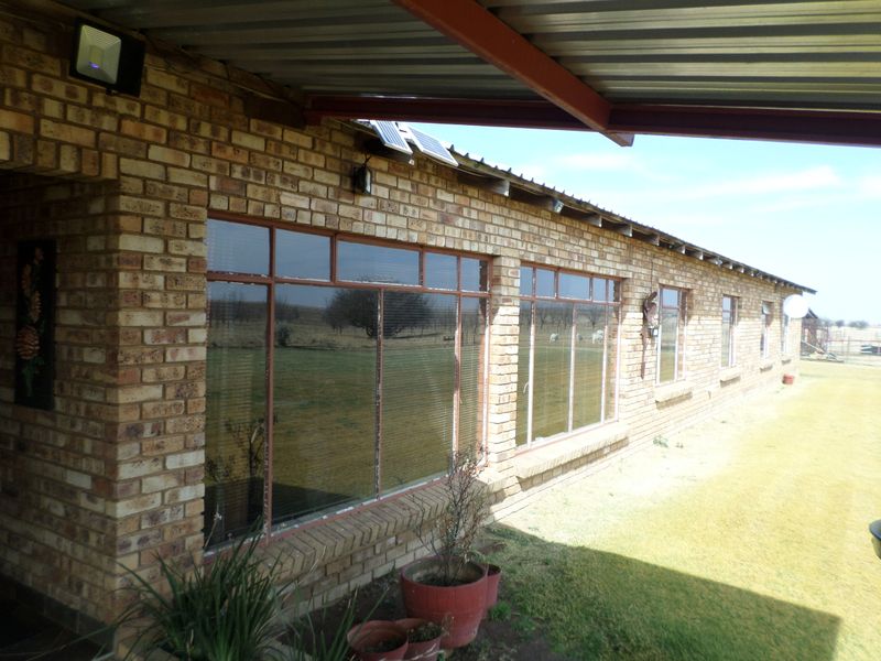 Charming 4-bed Small Holding For Sale in Ventersdorp, offering rural tranquility and ample space. - Photo 6
