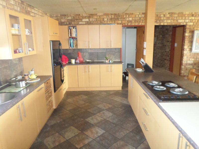 Charming 4-bed Small Holding For Sale in Ventersdorp, offering rural tranquility and ample space. - Photo 9