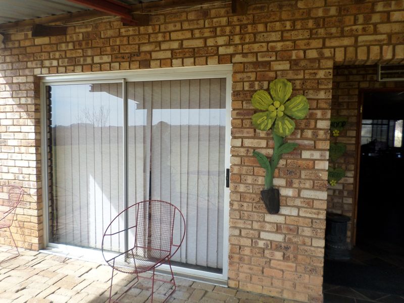 Charming 4-bed Small Holding For Sale in Ventersdorp, offering rural tranquility and ample space. - Photo 7