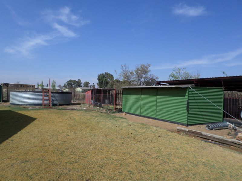 Charming 4-bed Small Holding For Sale in Ventersdorp, offering rural tranquility and ample space. - Photo 3