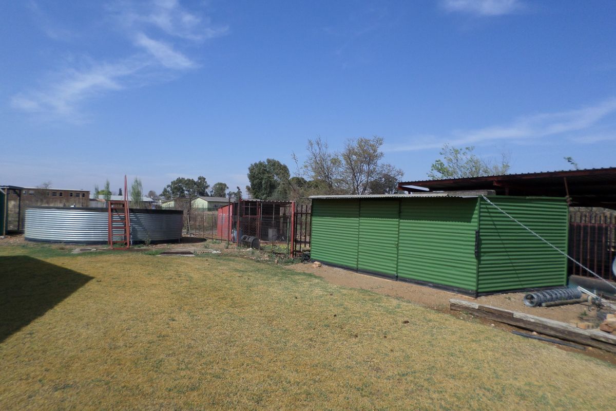 Charming 4-bed Small Holding For Sale in Ventersdorp, offering rural tranquility and ample space. - Photo 3