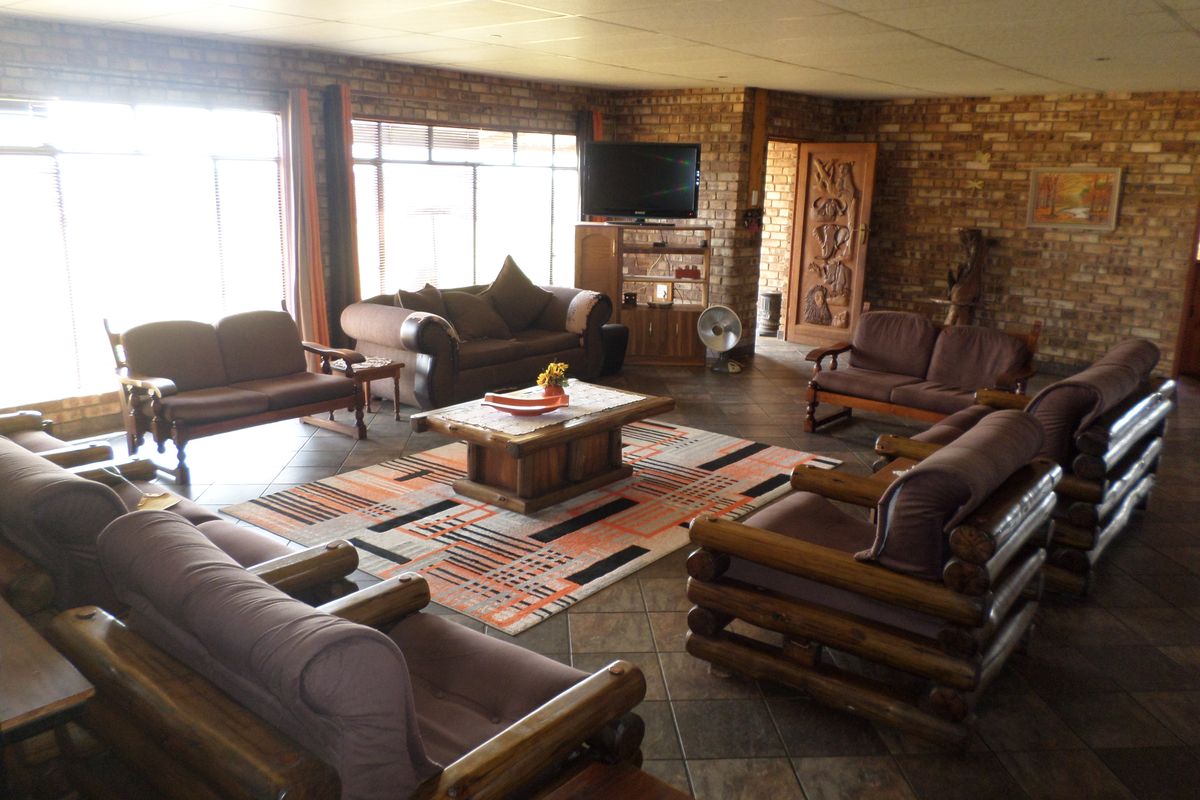 Charming 4-bed Small Holding For Sale in Ventersdorp, offering rural tranquility and ample space. - Photo 2