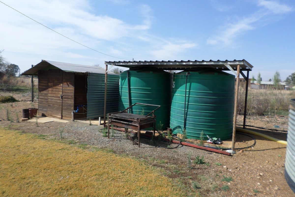 Charming 4-bed Small Holding For Sale in Ventersdorp, offering rural tranquility and ample space. - Photo 5