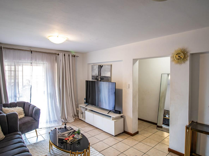 Modern 2-Bedroom Apartment at Villeroy Court - Photo 4