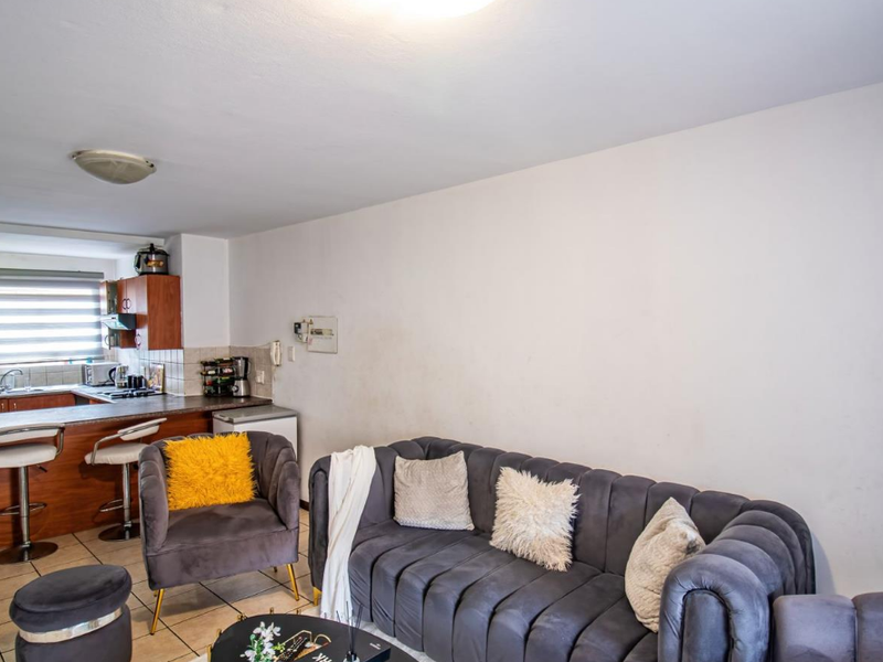 Modern 2-Bedroom Apartment at Villeroy Court - Photo 3