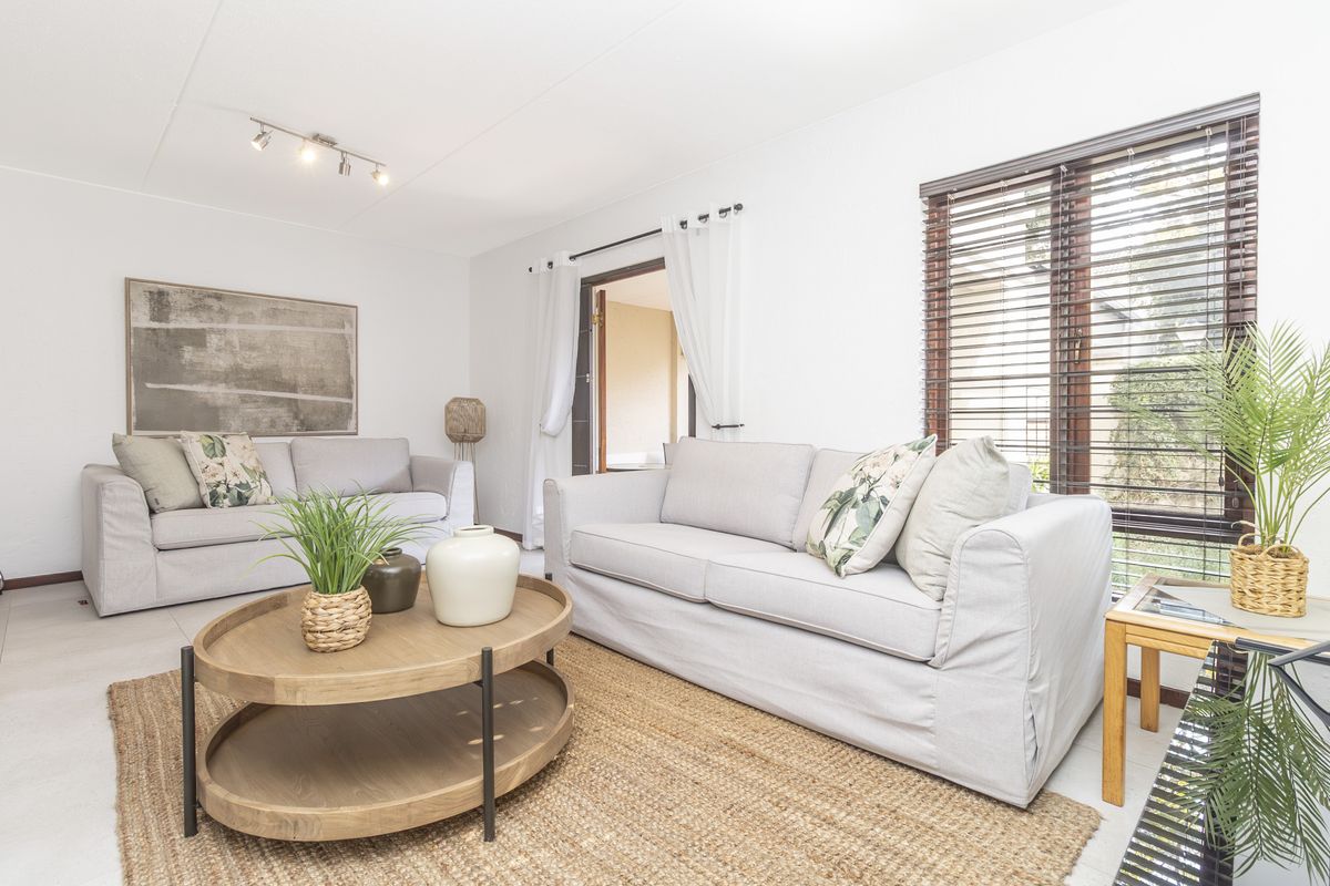 Immaculate 2 bed Townhouse - pet friendly - Sunninghill. - Photo 4