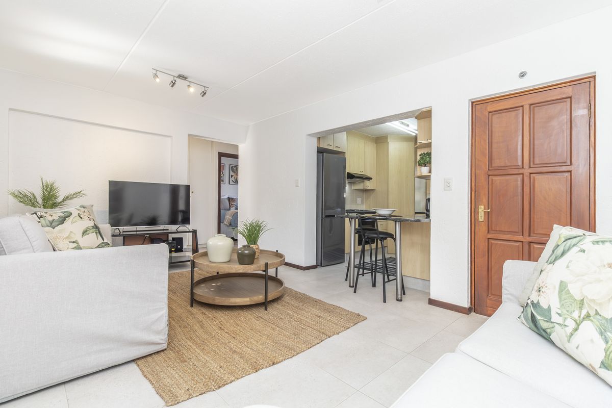 Immaculate 2 bed Townhouse - pet friendly - Sunninghill. - Photo 2